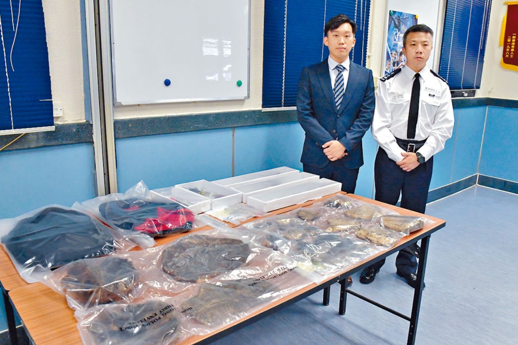 警方在疑犯身上檢獲逾20件沉香木。