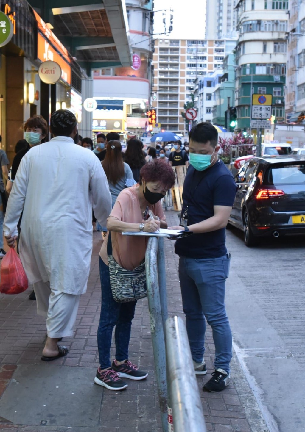 的士女車主 (左)