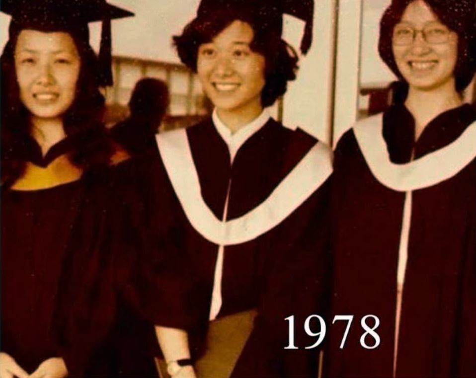 蘇施黃（右）大學畢業相。