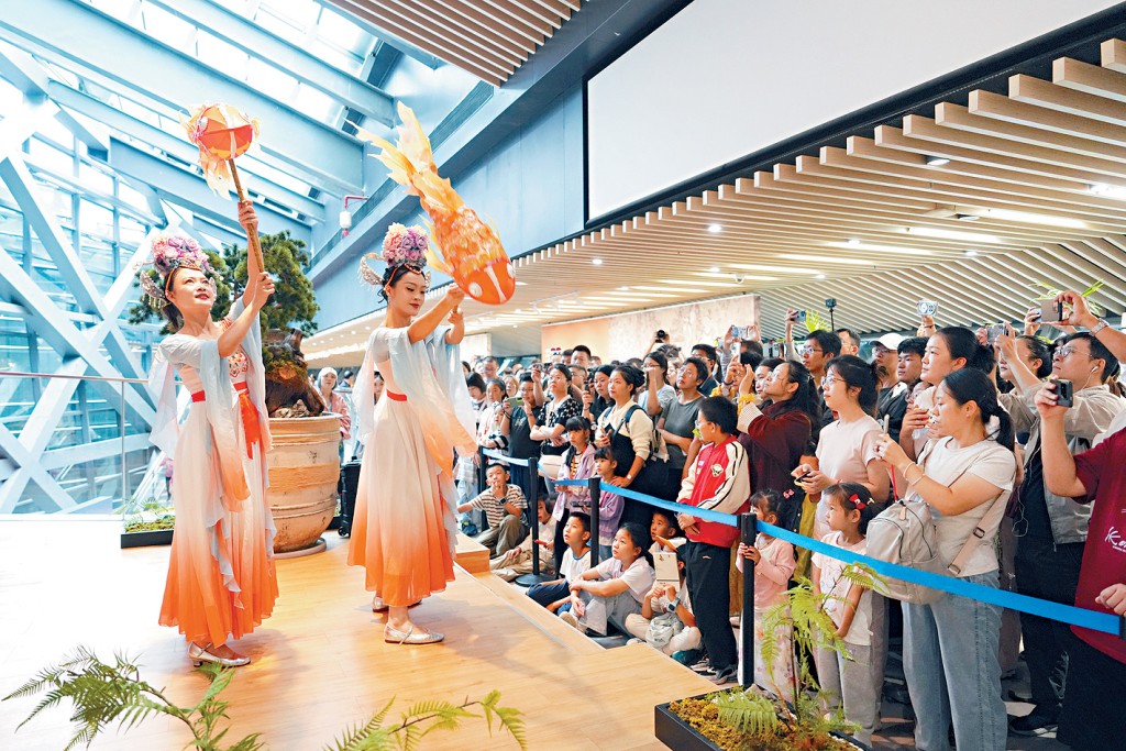 國慶期間,遊客在成都博物館觀看表演。