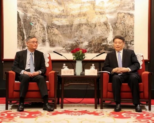司法部部長唐一軍（右）會見香港終審法院首席法官張舉能（左）。司法部相片