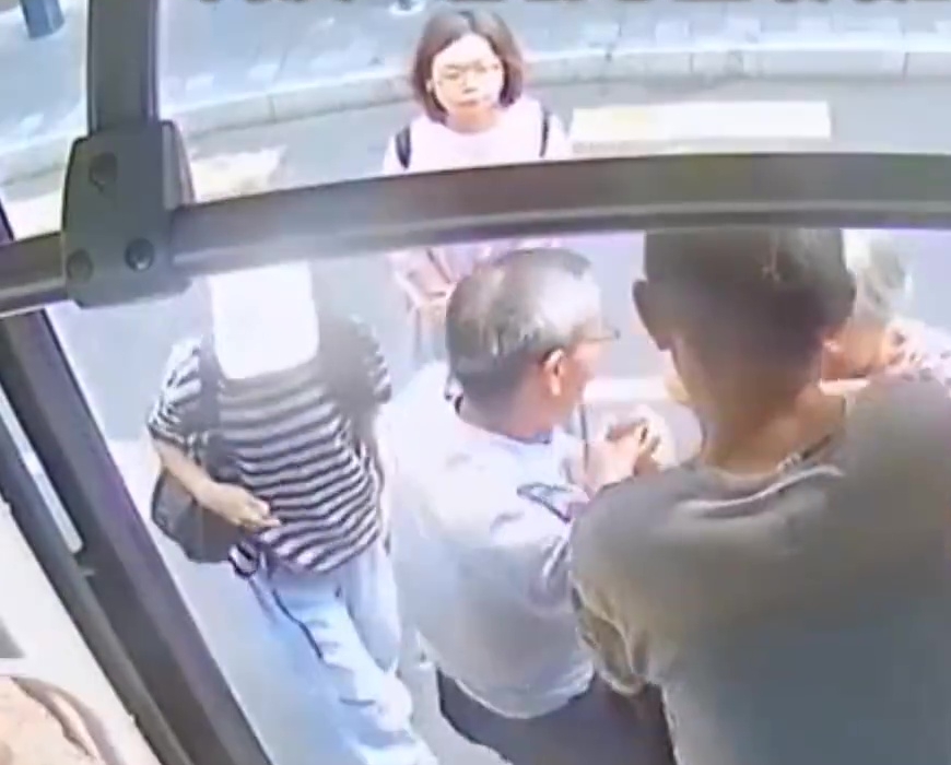 深圳巴士司机背长者落车。
