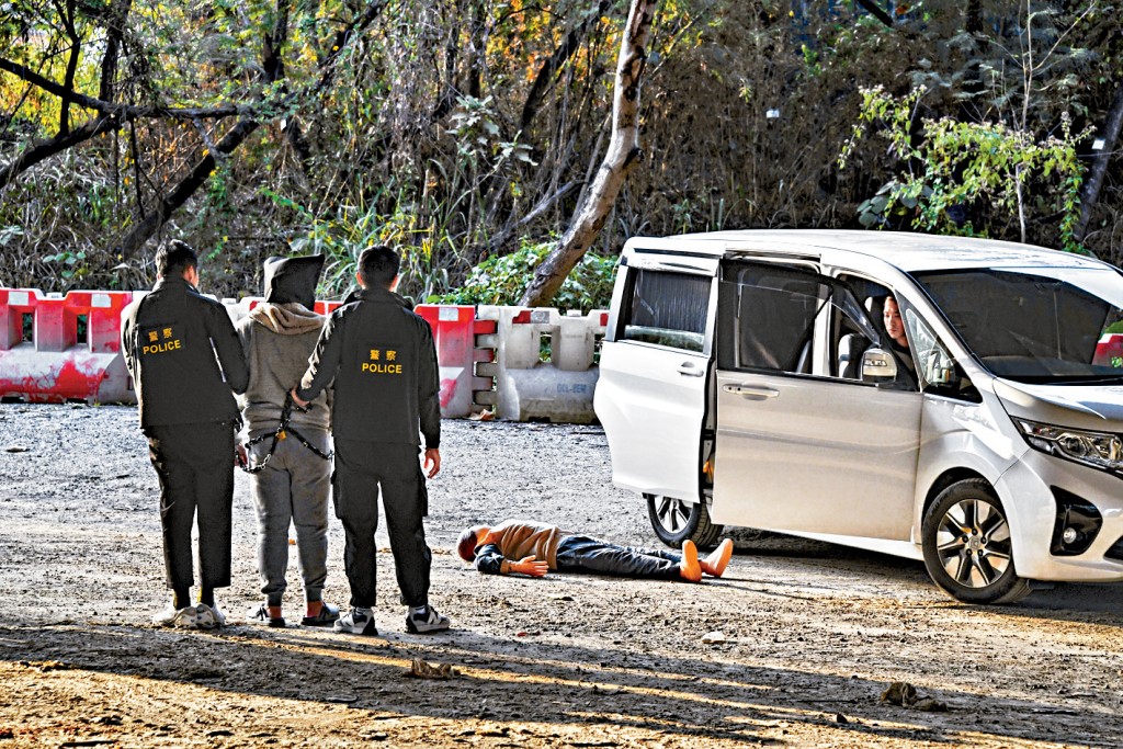 過程中疑犯有問有答，詳細講述案發經過。