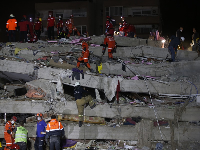 救援人员通宵搜救。AP