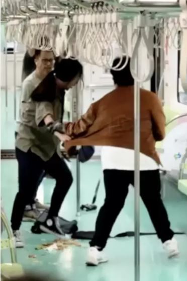 台中捷運21日有男子持刀傷人。影片截圖