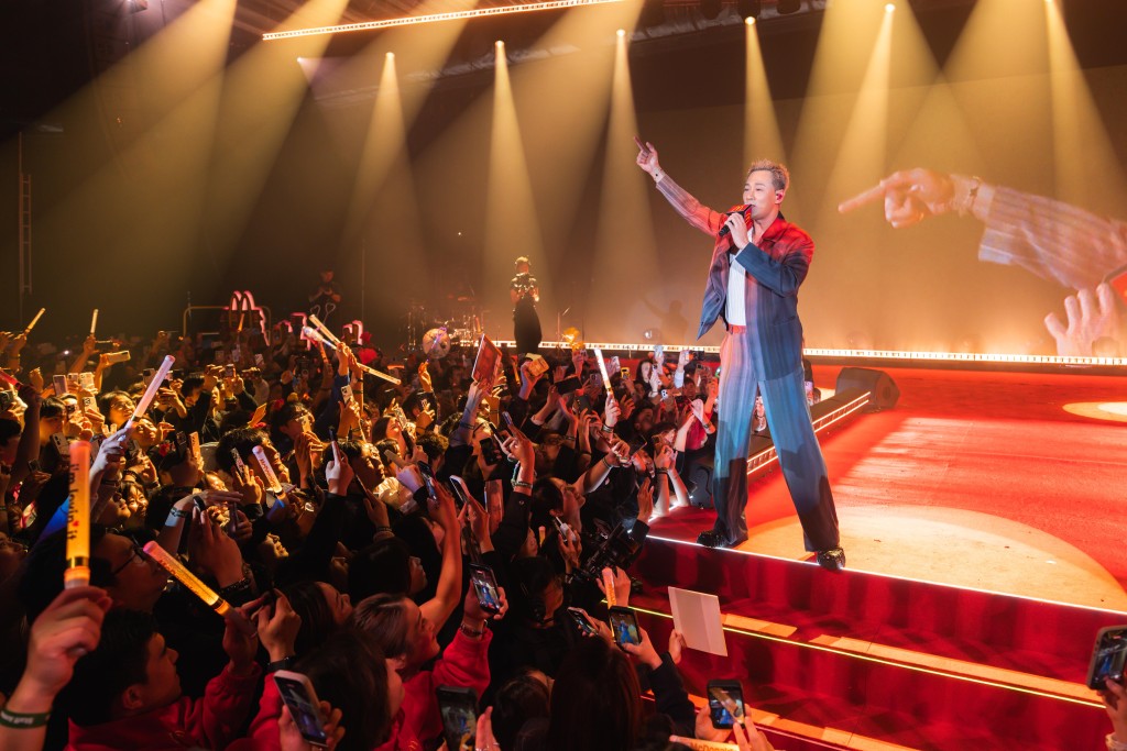 人气急升的林峯首度亮相麦当劳员工晚宴,接连献唱多首经典金曲。 人气急升的林峯首度亮相麦当劳员工晚宴,接连献唱多首经典金曲。