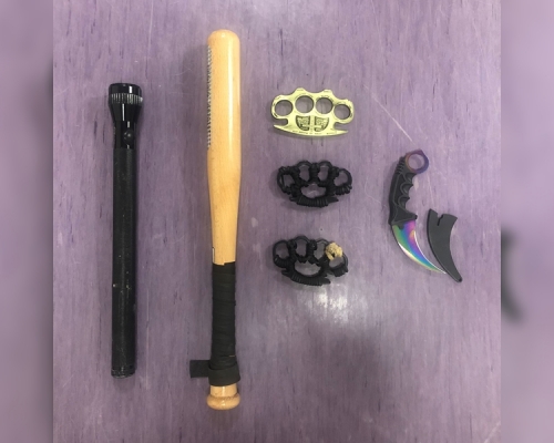 警方在該單位內檢獲3支鐵蓮花、一把匕首、一支壘球棍和一支長電筒。警方圖片