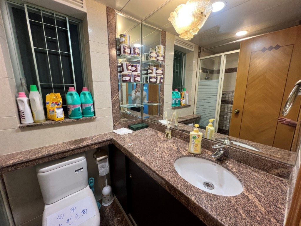 浴室設大鏡，方便梳洗及整理儀容。