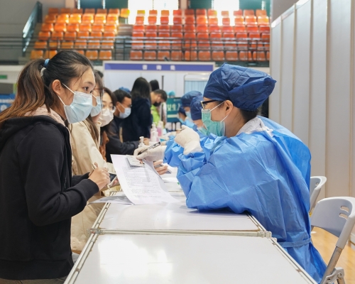 內地繼續為民眾接種新冠疫苗。新華社資料圖片