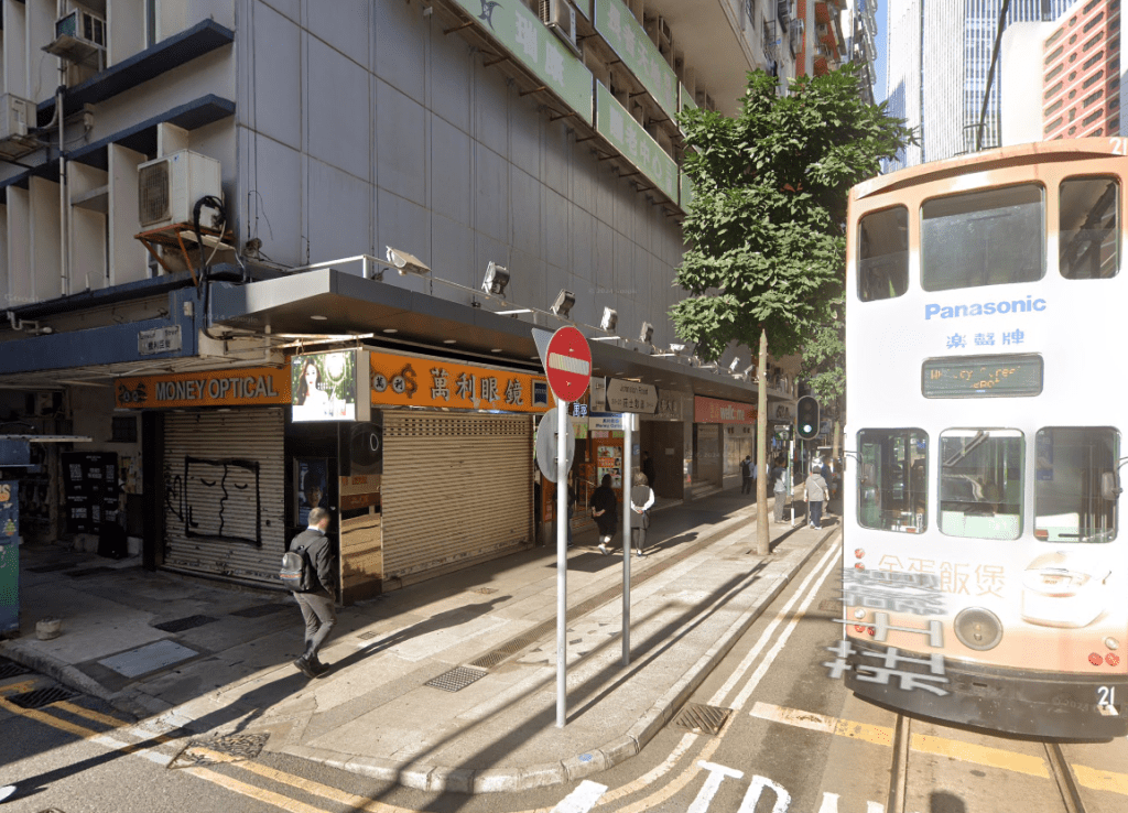 灣仔莊士敦道18號嘉寧大廈地下D號舖,位處機利臣街大單邊,以1400萬易手,前租客為護瞳眼鏡中心。 灣仔莊士敦道18號嘉寧大廈地下D號舖,位處機利臣街大單邊,以1400萬易手,前租客為護瞳眼鏡中心。