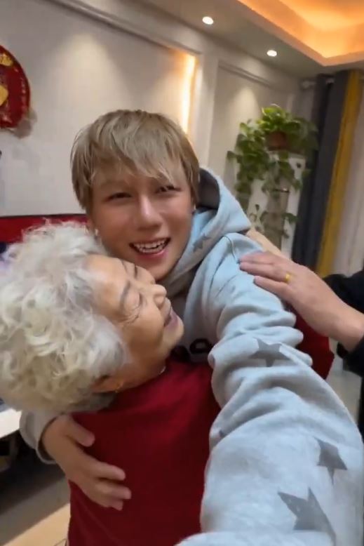 刘维借助AI生成，重温与至亲团圆的温馨。抖音