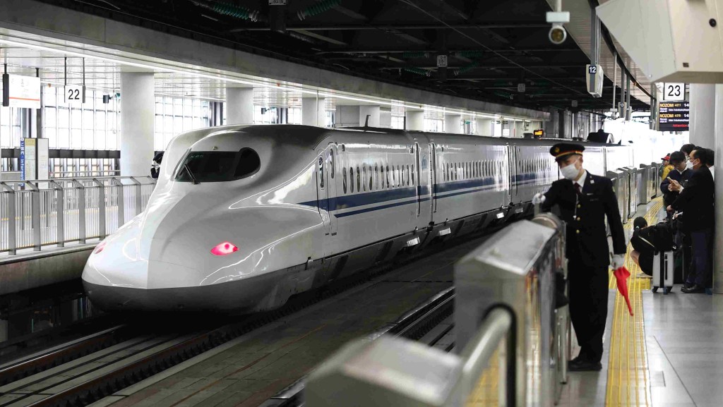 日本16歲少年涉列車噴灑不明液體被捕 3名乘客聞惡臭喉嚨不適。法新社資料圖片