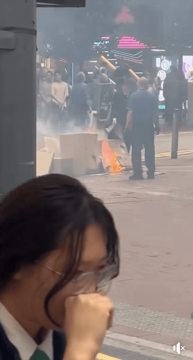 昨日下午，位於東角道崇光百貨（SOGO）對開的路邊，一堆棄置的紙皮箱及雜物突然起火，現場火勢一度猛烈並冒出大量濃煙，引起大批途人圍觀或避險。fb「車cam L（香港群組）」