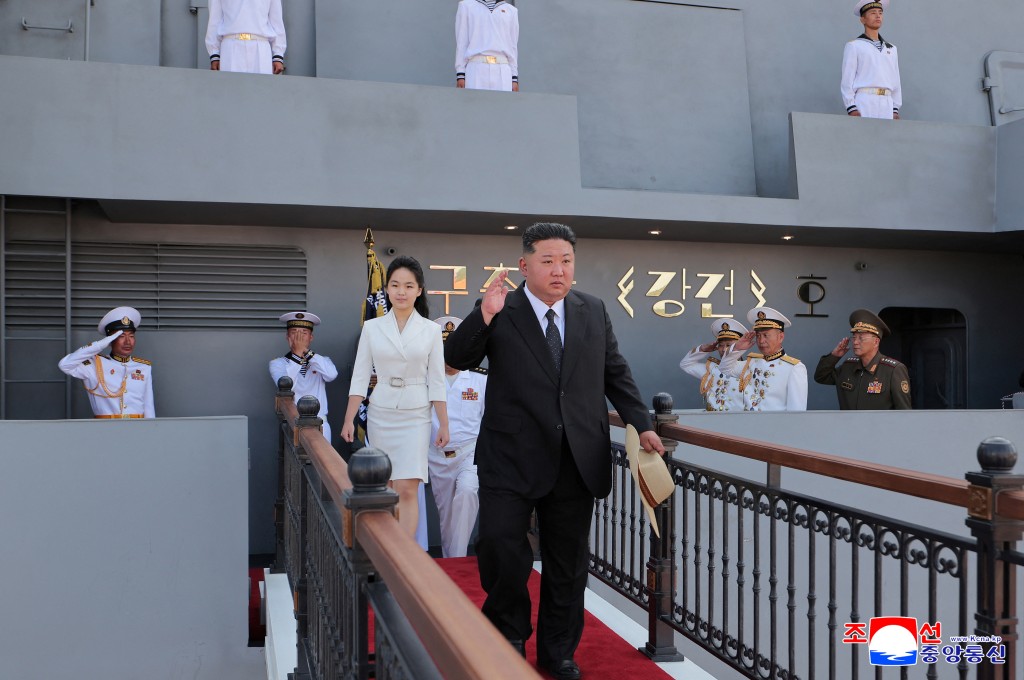 金正恩由女儿金主爱陪同下，出席下水仪式。路透社