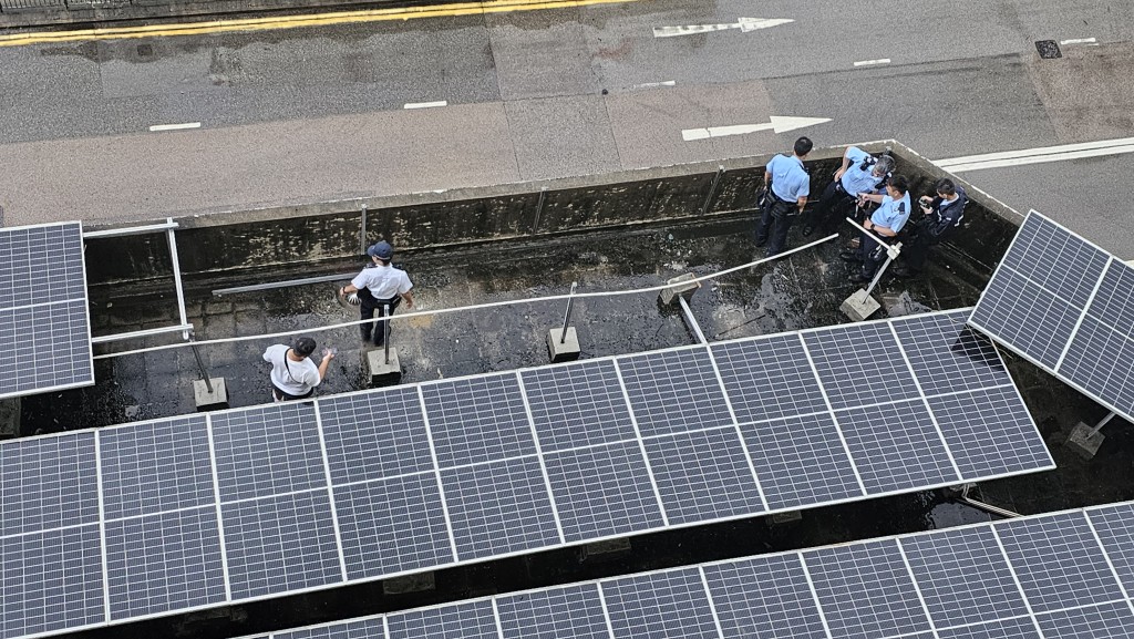 警员上楼查看其他太阳能板是否有坠落风险。徐裕民摄