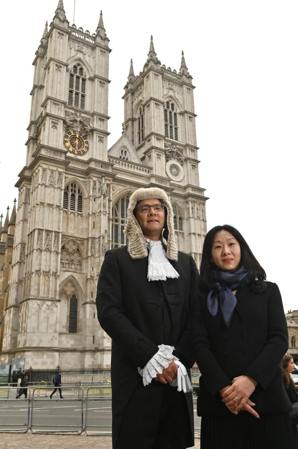 2025英格蘭和威爾斯法律年度開啓典禮，邀請了大約40個司法管轄區的法律翹楚出席，他們分別來自來自澳洲、加拿大、比利時、法國、德國、日本、新加坡、意大利、北愛爾蘭、蘇格蘭、美國、瑞士、瑞典、津巴布韋等。他們穿上了不同顏色及設計、代表不同身份的法律袍，莊嚴而壯觀。香港大律師公會圖片