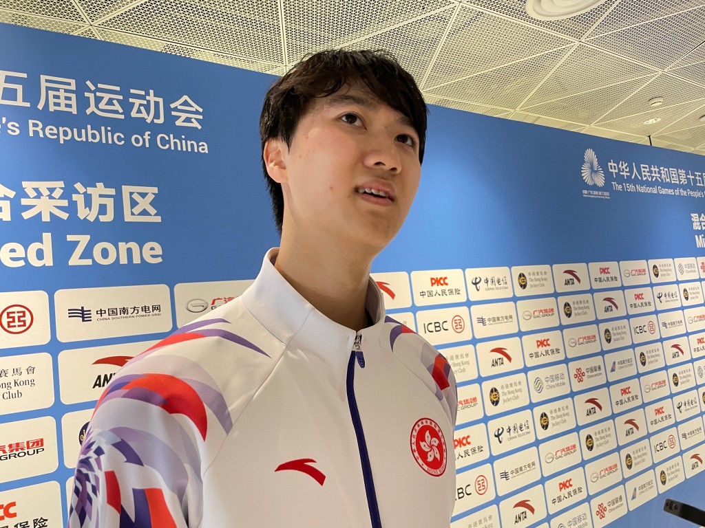 梁千雨男子花剣32强下马。徐嘉华摄 梁千雨男子花剣32强下马。徐嘉华摄