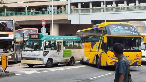 因兩車相撞，上水龍琛路(往馬會道方向)近上水宣道小學的部份行車線現已封閉。fb馬路的事 (即時交通資訊台) Bosco Chu圖片 