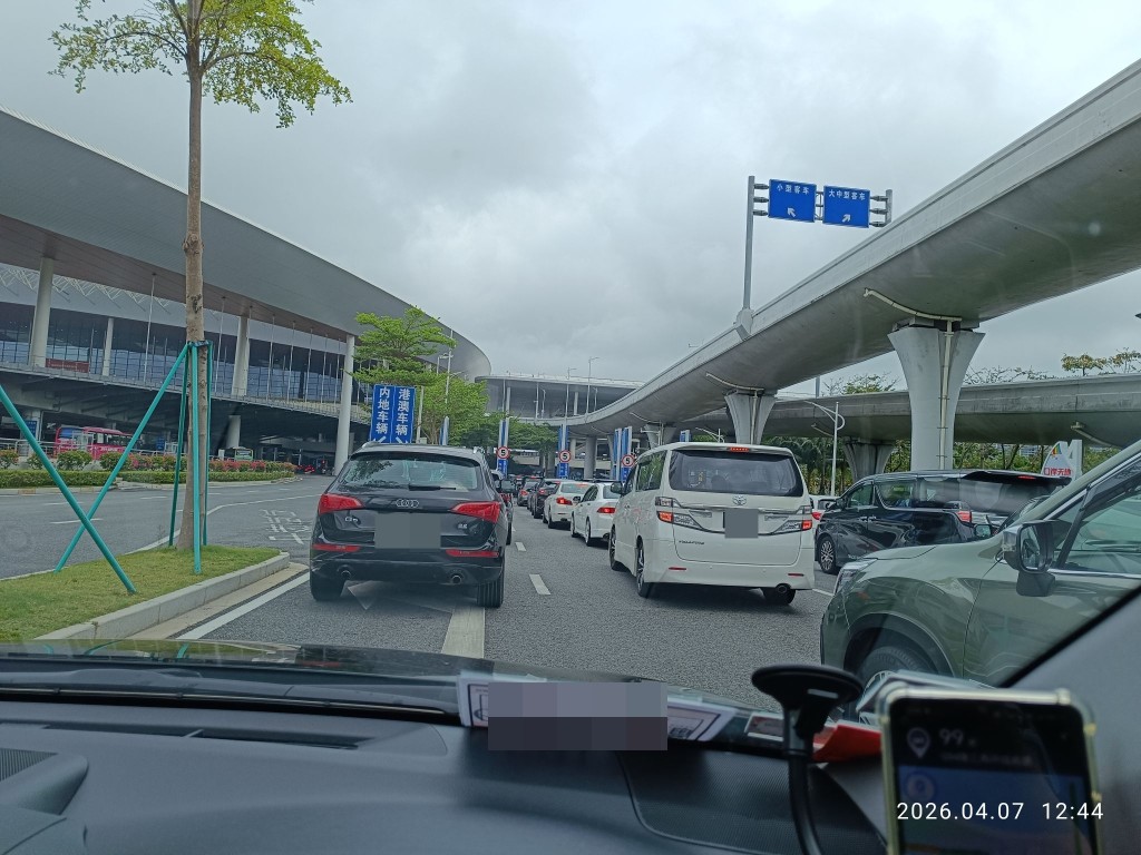 有回港人士表示大排長龍。Titan Siu@港車北上分享群 有回港人士表示大排長龍。Titan Siu@港車北上分享群