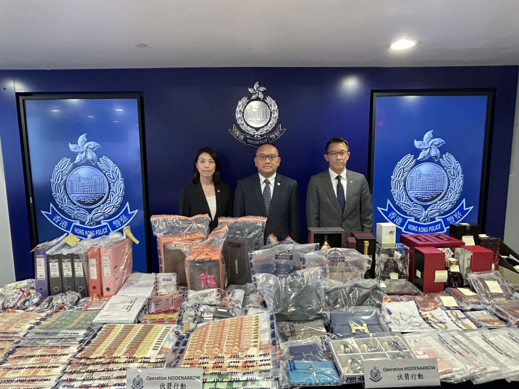 商業罪案調查科總警司黃震宇(右)、有組織罪案及三合會調查科總警司關競斌(中)和財富情報及調查科總警司鄭麗琪(左)。 商業罪案調查科總警司黃震宇(右)、有組織罪案及三合會調查科總警司關競斌(中)和財富情報及調查科總警司鄭麗琪(左)。
