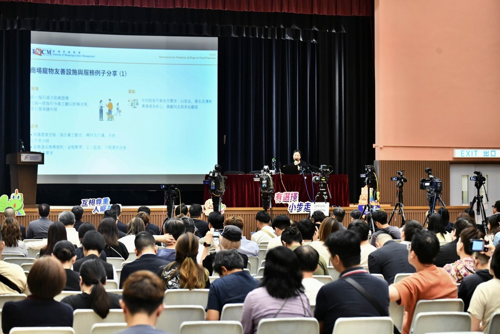 食環署早前就容許狗隻進入獲准食肆舉辦業界簡介會。資料圖片 食環署早前就容許狗隻進入獲准食肆舉辦業界簡介會。資料圖片