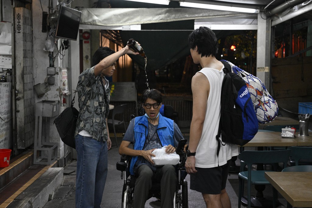 陳湛文被啤酒淋頭的戲份，成為反思焦點。