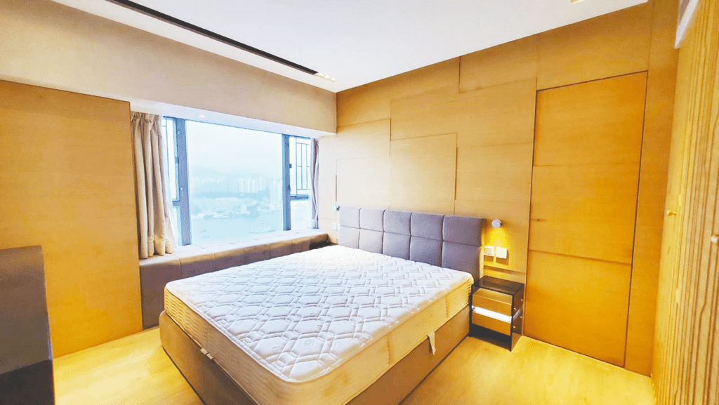 睡房裝潢以木系為主，窗台位置更設軟墊可作閒坐。