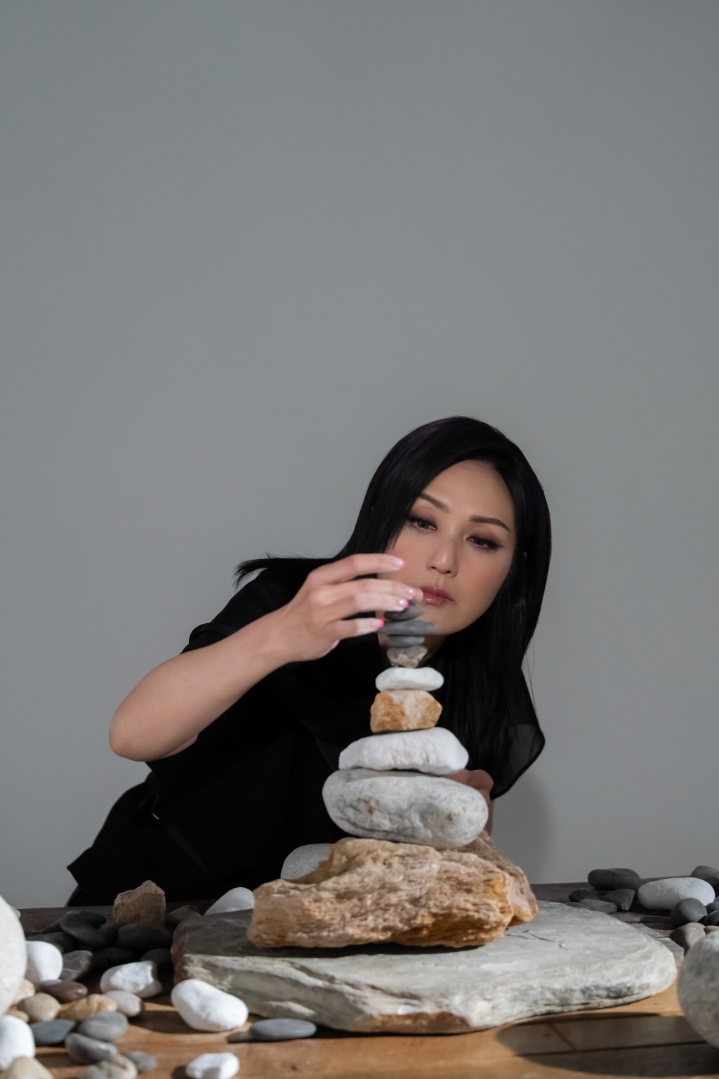 谈到新歌《回归一块小石头》，千嬅透露早在《MY TREE OF LIVE 巡回演唱会》期间经已萌芽。