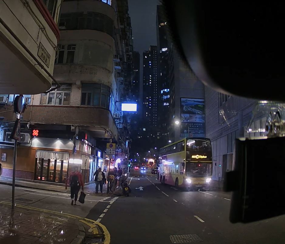 城巴逆線駛入禮頓道。fb車cam L（香港群組）影片截圖