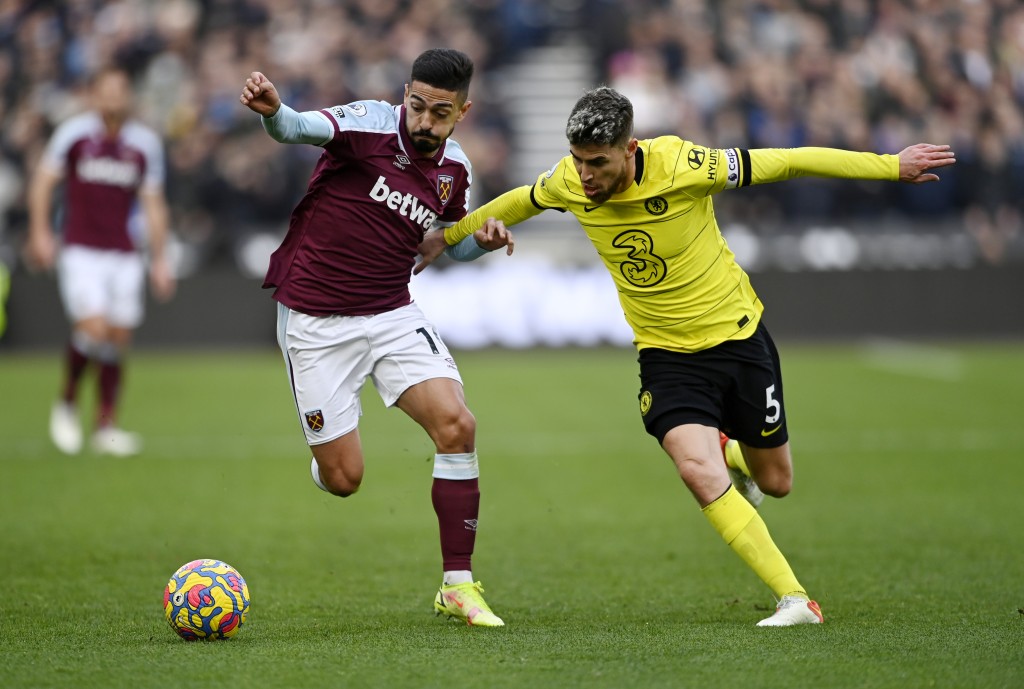 佐真奴費路（右）連續兩場英超出現低級錯誤，其冷靜和穩定的形象徹底幻滅。Reuters