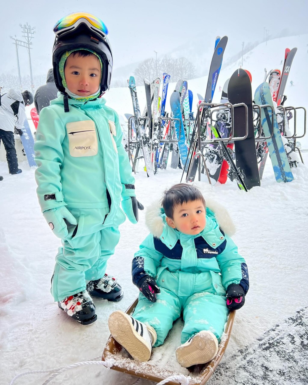 倪晨曦的两子见到雪地反应不一。