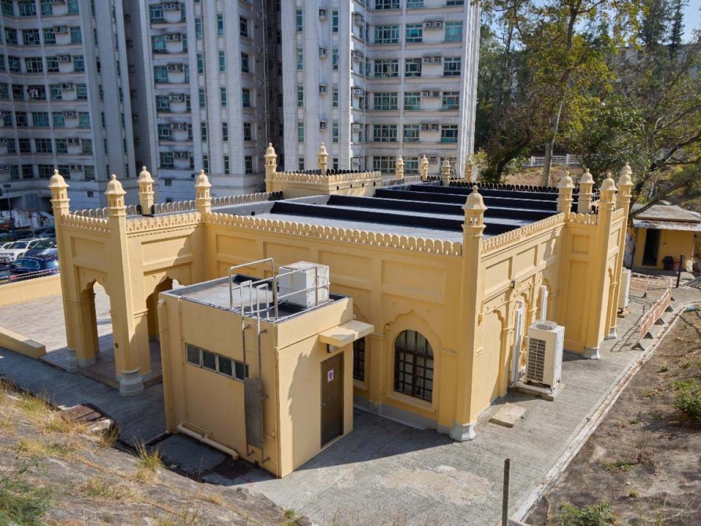 赤柱清真寺，是香港第二古老的清真寺，也是唯一一座坐落於監獄建築群（即赤柱監獄）內的清真寺。古諮會文件
