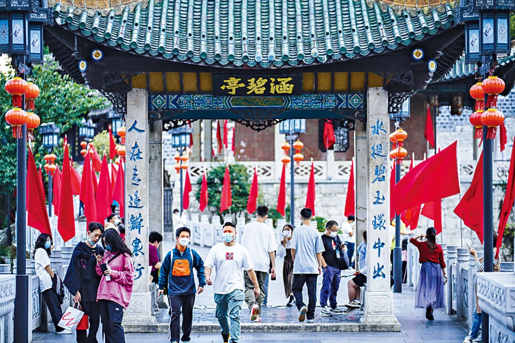 貴州貴陽甲秀樓景區吸引不少遊客到訪。