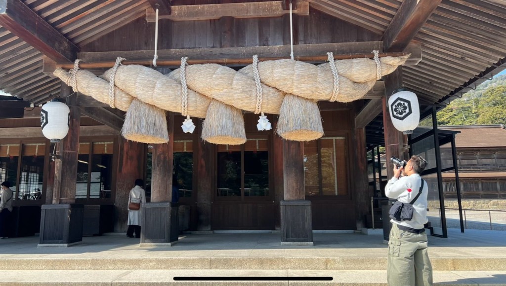 日本出雲大社的巨型注連繩很特別，代表神的使者，因此參拜的人絡繹不絕，等如中國傳統的拜太歲文化。