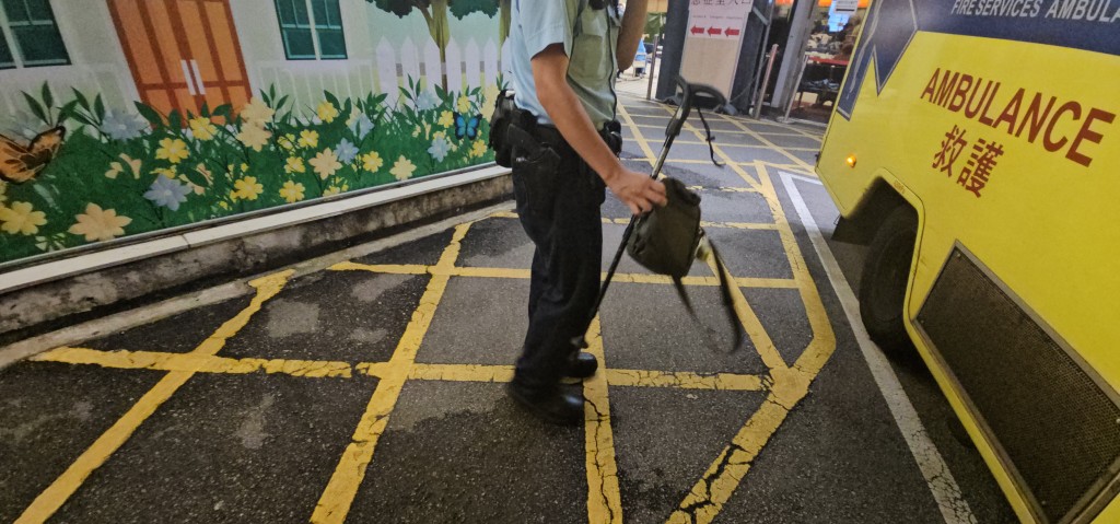 警方于现场发现一支拐杖及一个斜孭袋。徐裕民摄