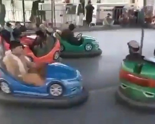 塔利班士兵被拍下丧玩碰碰车。