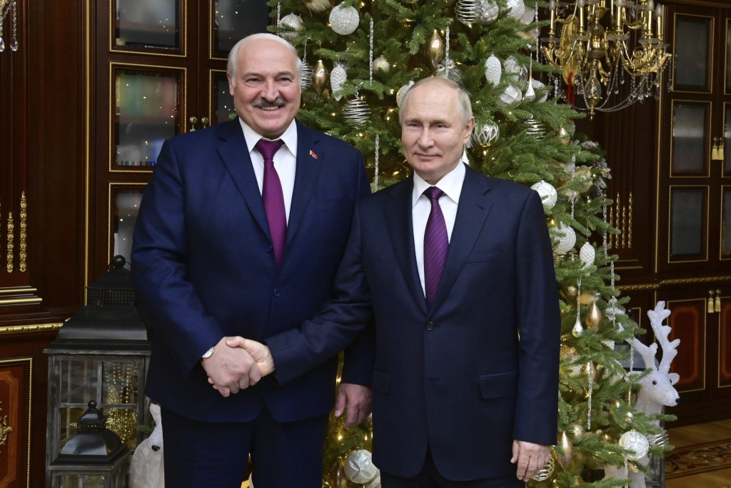 俄羅斯總統普京（右）和白俄羅斯總統盧卡申科在白俄羅斯明斯克會談後合影。AP