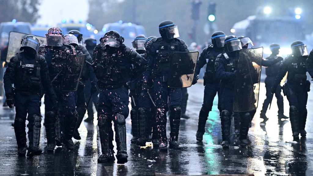 法國全國入夜後再爆衝突 巴黎等多個城市警民對峙 7萬警力戒備。路透社