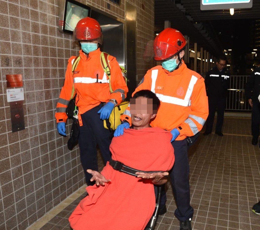 男事主由救護車送院檢查。
