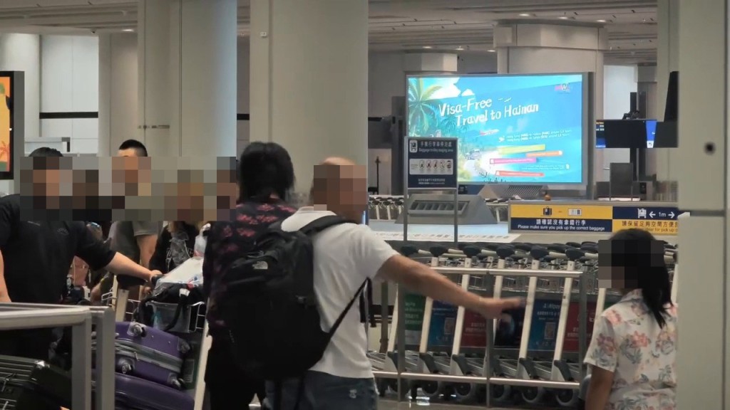 光頭佬為著保護女童,與長髮男的推撞升級,一 度打至十字緊扣。混亂間,光頭佬一度倒地。Threads截圖 光頭佬為著保護女童,與長髮男的推撞升級,一 度打至十字緊扣。混亂間,光頭佬一度倒地。Threads截圖