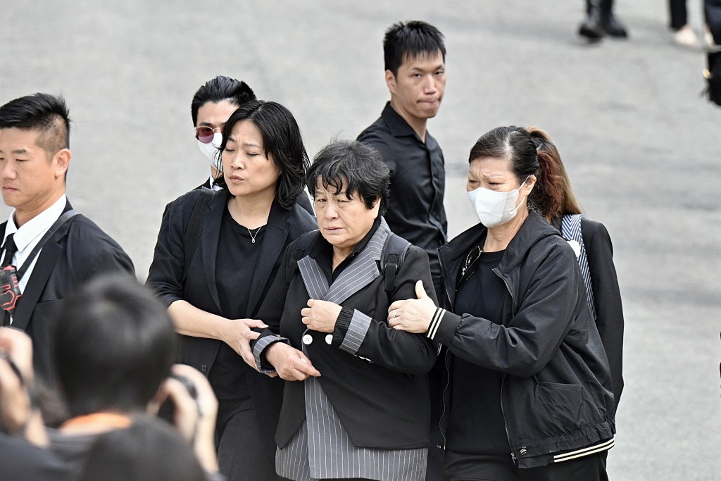 偉豪母親被攙扶到達浩園。