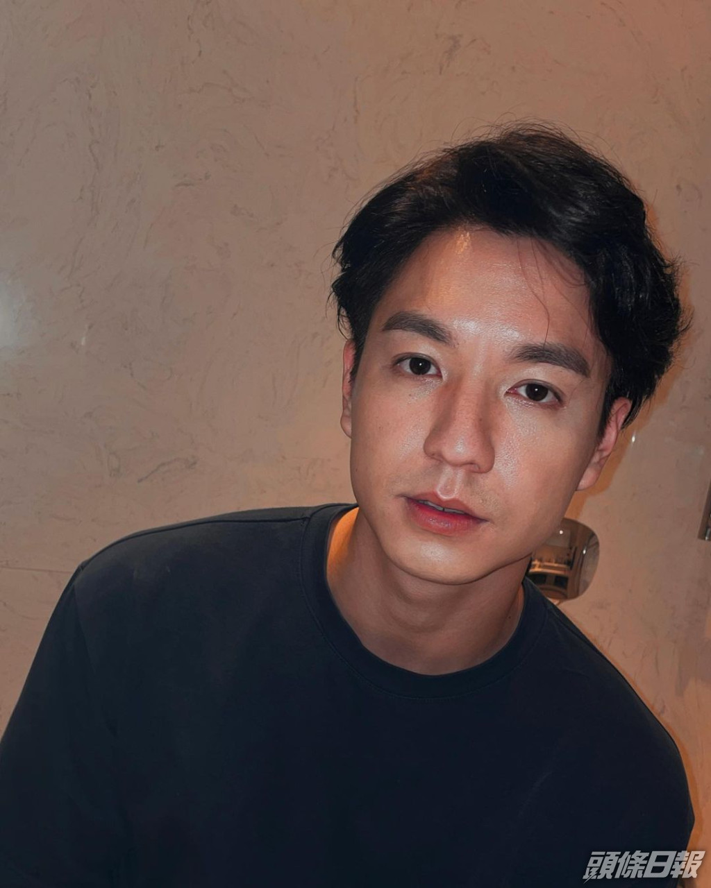 9.吳偉豪 24歲的吳偉豪17歲時入讀TVB藝訓班入行，一入行已經在《八時入席》中演連戲角色，當時吳偉豪飾演「禾仔」一角為觀眾認識。後來又在《愛·回家之開心速遞》飾演「朱凌凌」一角大受歡迎，小鮮肉形象深入民心。2019年，吳偉豪憑「朱凌凌」一角入圍「最受歡迎電視男角色」及「最佳男配角」，而2020年及2021年更入圍「飛躍進步男藝員」獎。