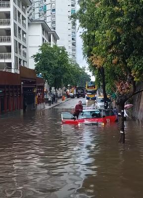的士司機站在車邊求助。網片截圖