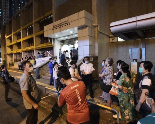 屯門建生社區會堂檢測中心出現人龍。
