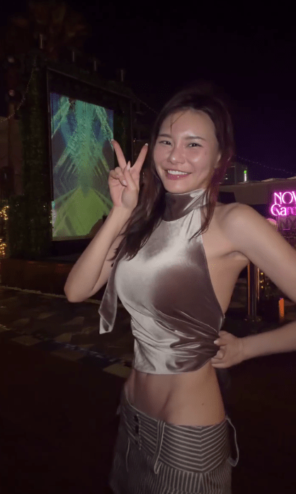 五索的纖腰與「孕肚」前後對比強烈，展現超強收腹功力。