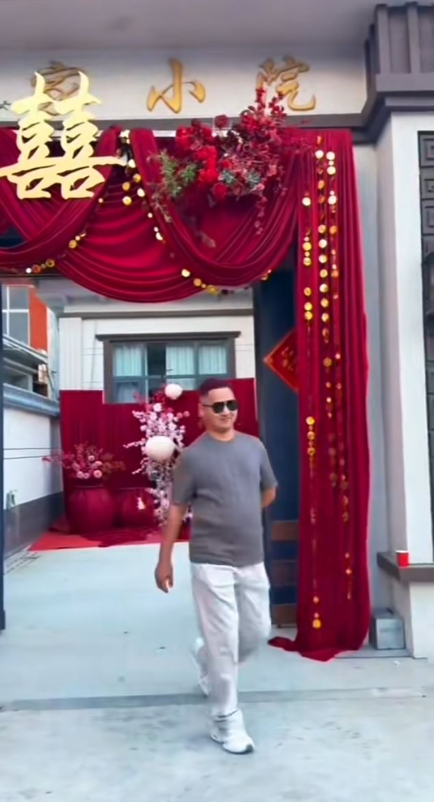9人组成的河南“彩虹舅舅团”在网上成为焦点。
