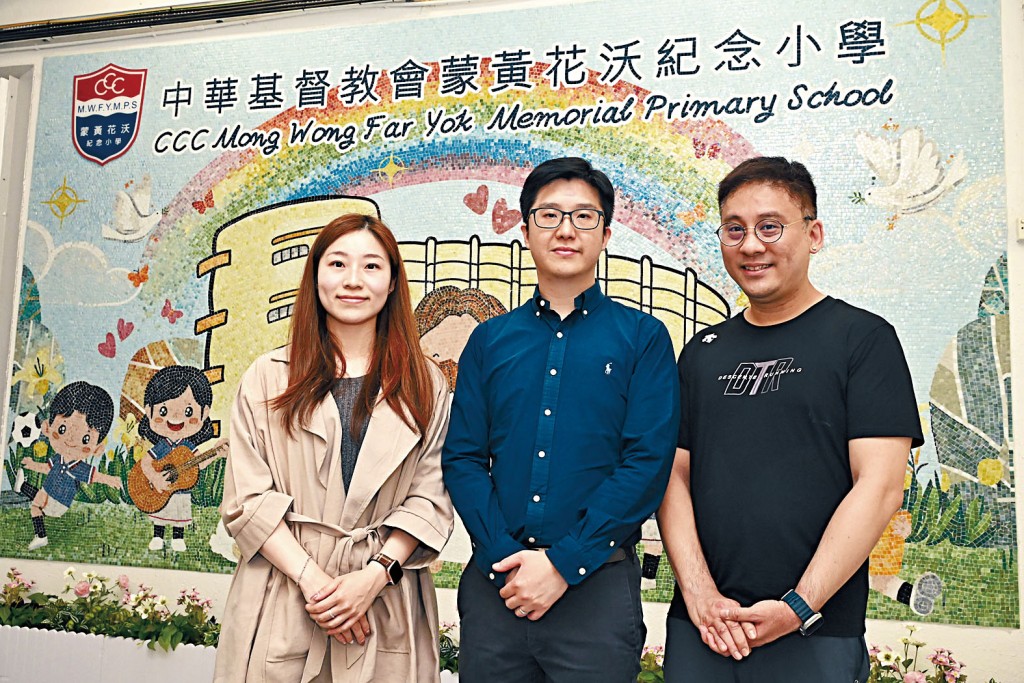 (左起)音樂科科主任葉慧瑩老師、梁啟智副校長和時任音樂科老師周偉強博士花了許多時間成立學校管弦樂團。 (左起)音樂科科主任葉慧瑩老師、梁啟智副校長和時任音樂科老師周偉強博士花了許多時間成立學校管弦樂團。