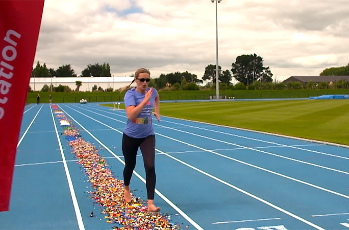 沃爾（Gabrielle Wall）以標準姿勢直奔100米「LEGO賽道」。 Guinness World Records 
