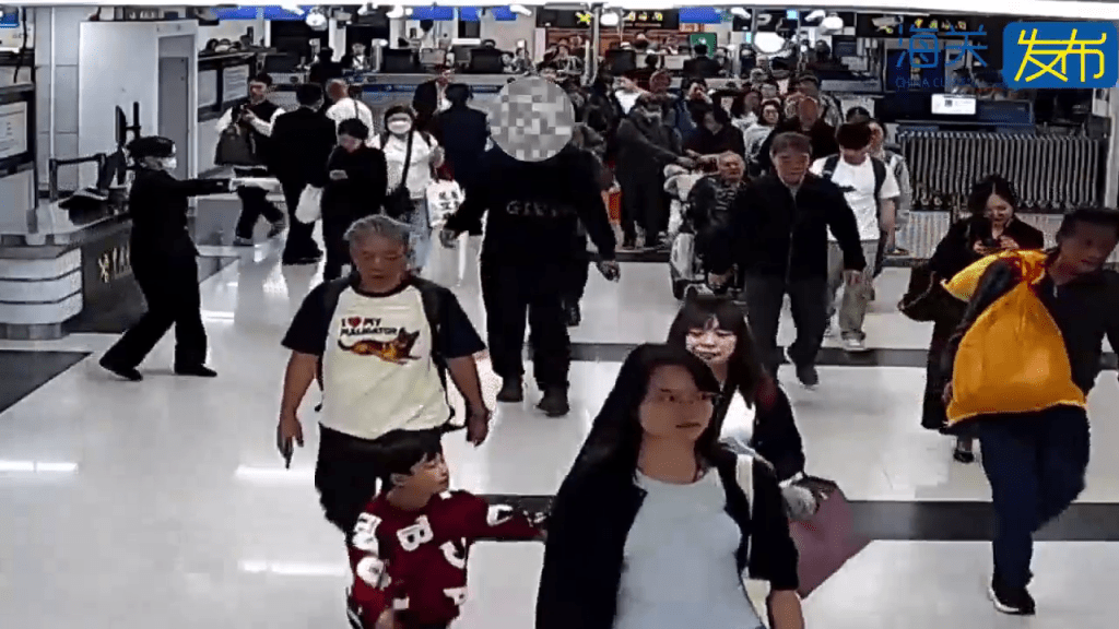 罗湖口岸，北上男腰腹裤袋藏40万港元被截。