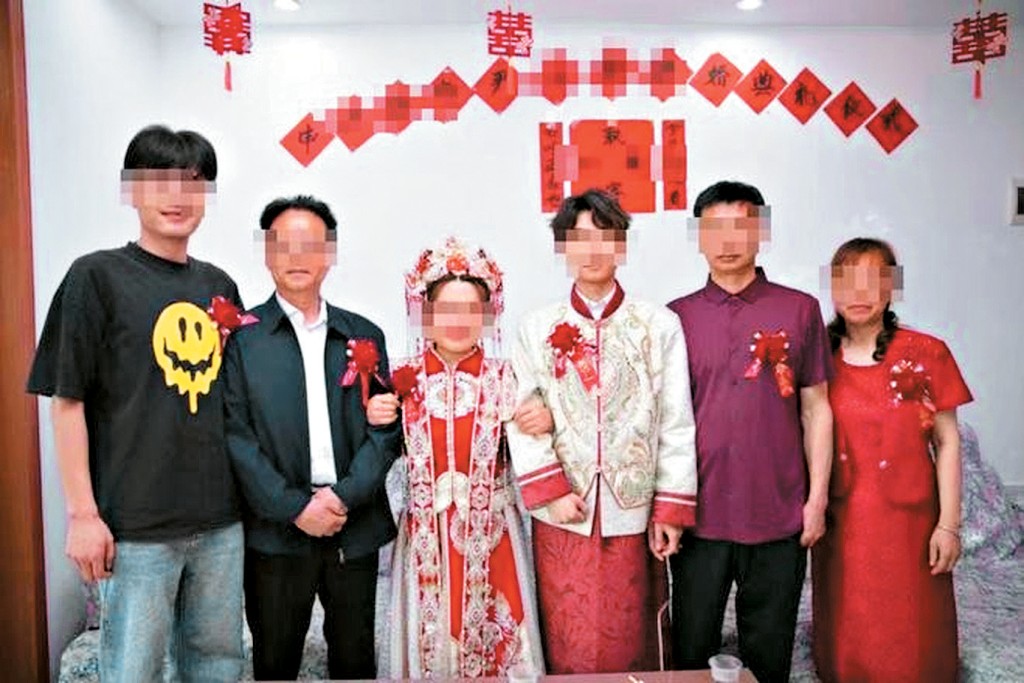 婚禮現場合影，女方代表都是請來的演員。